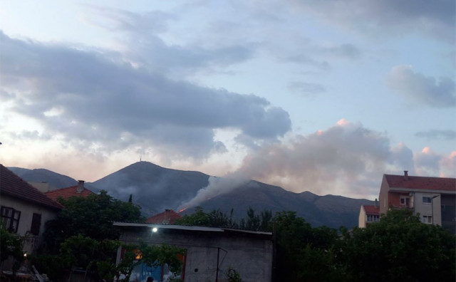 Vatrogasci u Trebinju brane kuće od požara