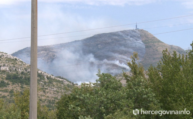 Kuće spašene, ali požar iznad Trebinja i dalje aktivan: Helikopter MUP-a RS izbacio 50 tisuća litara vode