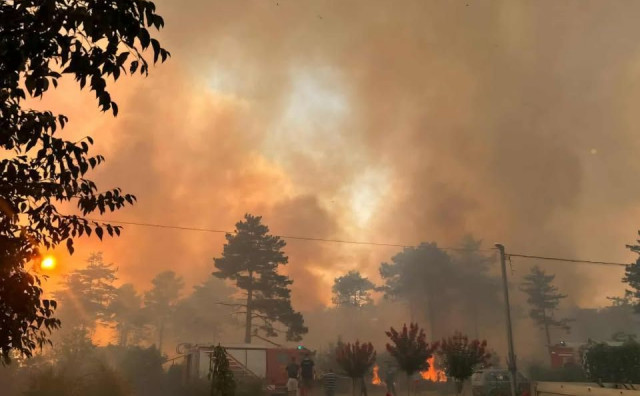 Noćas obranjene kuće u Crvenom Grmu, vatrogasci i dalje dežuraju, a Air Tractor nadgleda požarište