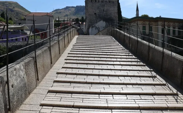 Osoba pokušala skočiti sa Starog mosta