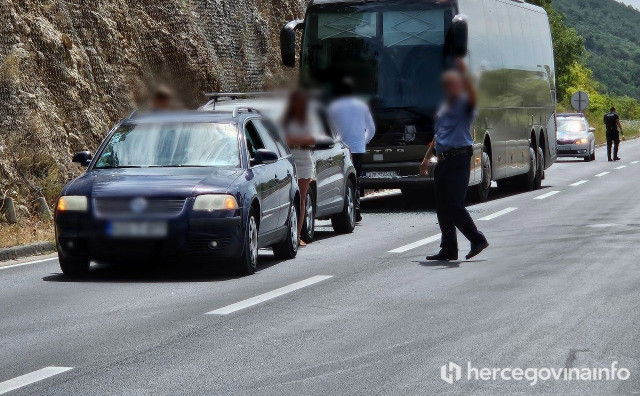Sudar dva automobila i autobusa na cesti Mostar - Stolac