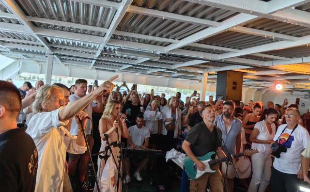 Fešta na trajektu Korčula u čast Oliveru Dragojeviću