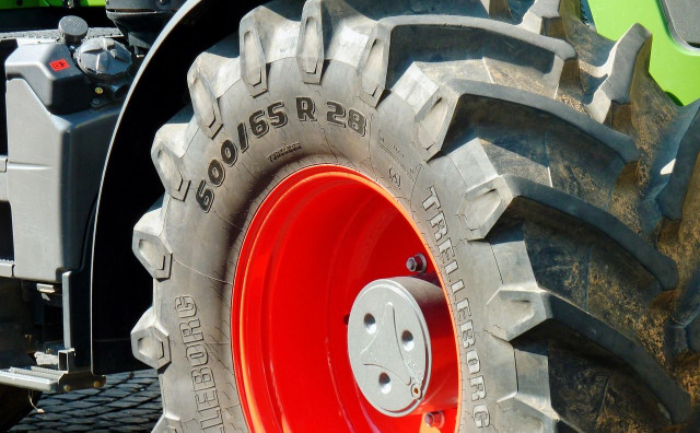 Poljoprivrednici traktorima dolaze ispred zgrade Vlade u Sarajevu