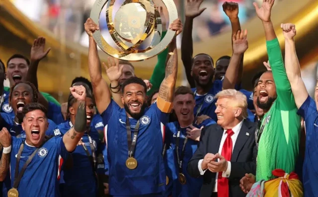 Trofej Chelseaju nakon pobjede nad PSG-om