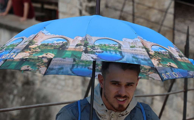 Turisti unatoč kiši uživali u šetnji Mostarom