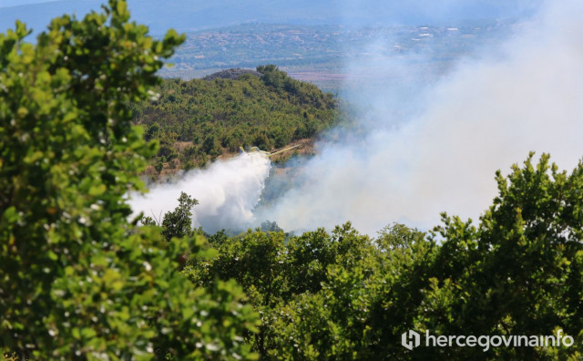Veliki požar između Stoca i Mostara: Vatra gori na miniranom terenu, Air Tractor spašava kuće u RS