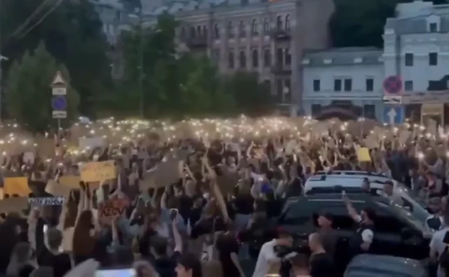 Zelenski potpisao kontroverzni zakon, izbili prosvjedi