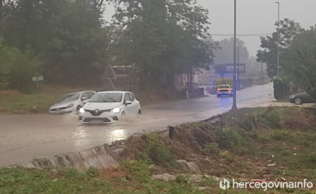 Čitluk automobil u kanalu