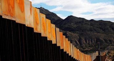 Amerikanci boje granicu s Meksikom u crno kako bi otežali ilegalne migracije