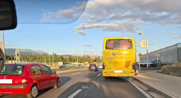 Dalmatinci zgroženi: Hercegovački bus usred brze ceste ukrcavao svatove