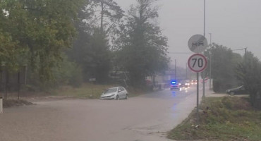 Obilna kiša stvorila probleme u Čitluku, automobil završio u kanalu
