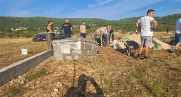 Stotinjak Bošnjaka iz Stoca zida oko lokacije gdje žele mezaristan