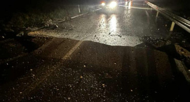 Na Pelješcu zbog udara groma napukla cesta