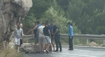 Odvalila se kamena gromada na opasnim krivinama blizu Makarske