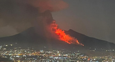 Veliki požar na obroncima Vezuva, gasi ga šest kanadera i vatrogasci iz cijele Italije