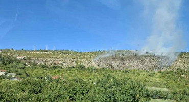 Ugašen požar koji je prijetio solarnim panelima na Međinama