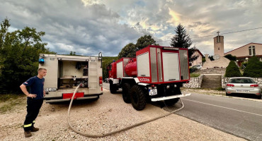 Veliki požar kod Širokog Brijega, vatrogasci će dežurati cijelu noć