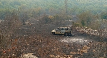 Vatra prijeti kućama, u Hutovu izgorio automobil