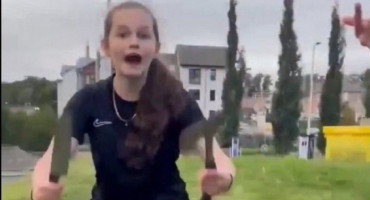 Škotska djevojčica s nožem i sjekirom postala simbol otpora migrantima