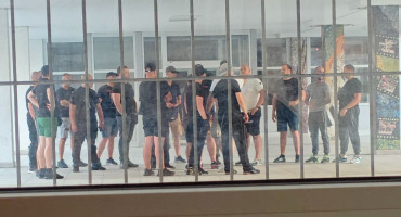 Vučić sve češće spominje građanski rat, ljudi u crnom osiguravaju RTS