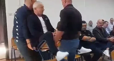 Kaos na skupštini u Doboju: Oporba izbačena sa sjednice, jednog iznijeli dok je sjedio na stolici