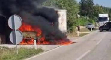 Zapalio se kamion brze pošte na cesti Mostar - Široki Brijeg