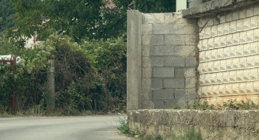 Mještani se žale na zid kod Mostara, smatraju da je samo pitanje kada će nekoga ugroziti u prometu