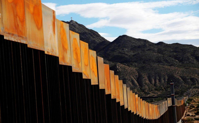 Amerikanci boje granicu s Meksikom u crno kako bi otežali ilegalne migracije