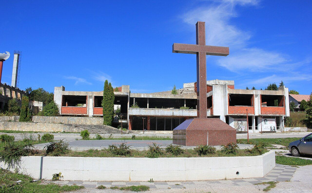 Oskrnavljeno spomen-obilježje hrvatskim braniteljima u Bosanskom Grahovu
