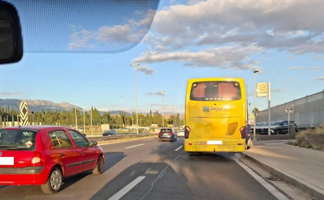 Dalmatinci zgroženi: Hercegovački bus usred brze ceste ukrcavao svatove