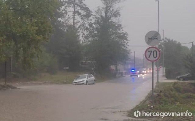 Obilna kiša stvorila probleme u Čitluku, automobil završio u kanalu