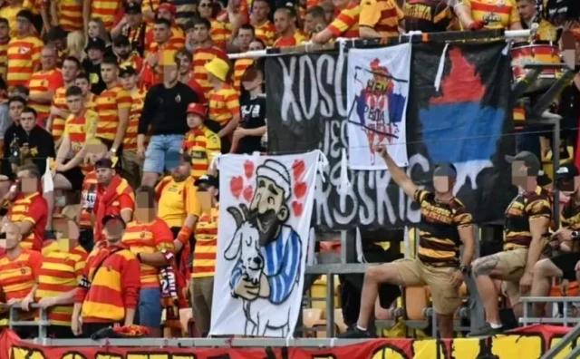 Poljaci protiv Novog Pazara digli antimuslimanski transparent i veličali srpsko Kosovo