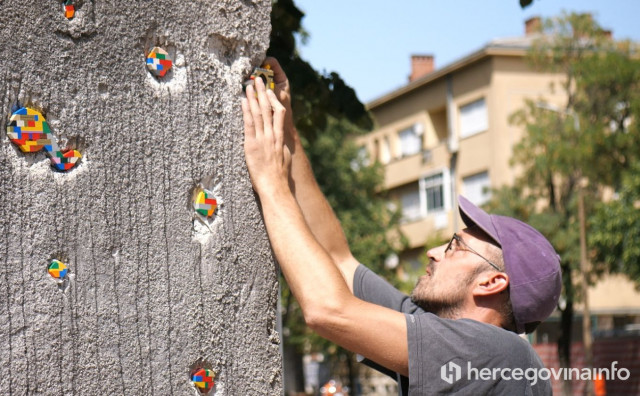 Proveli smo dan sa svjetski poznatim umjetnikom Janom Vormannom koji krpa oštećene mostarske zidove LEGO kockicama