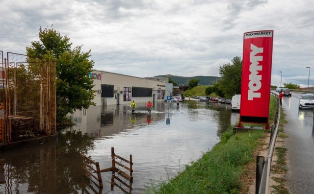 Rekordne kiše pogodile Metković, grad pod vodom