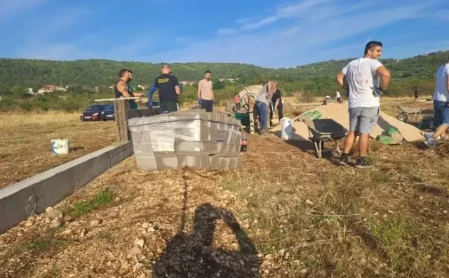 Stotinjak Bošnjaka iz Stoca zida oko lokacije gdje žele mezaristan