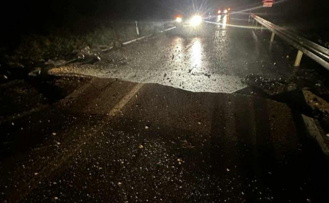 Na Pelješcu zbog udara groma napukla cesta