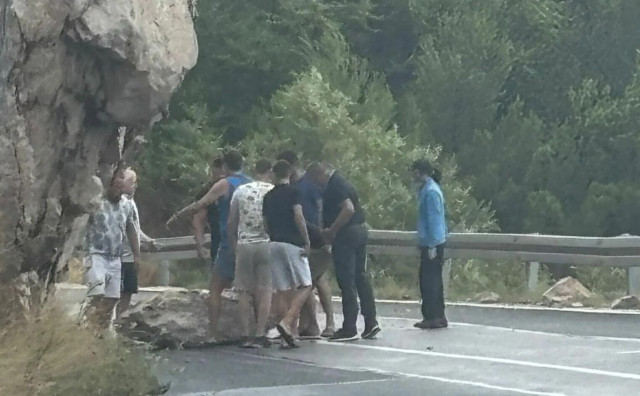 Odvalila se kamena gromada na opasnim krivinama blizu Makarske