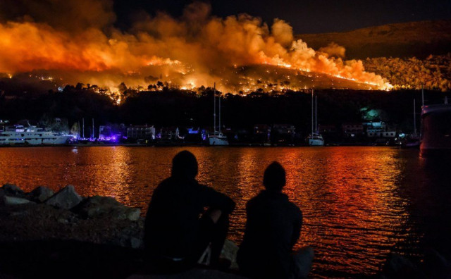 155 vatrogasaca s 50 vozila i tri kanadera gase požar kod Splita