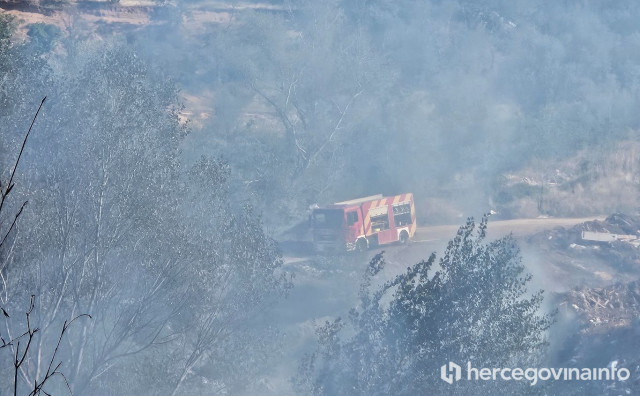 Tri intervencije u kratkom vremenu, požar na divljoj deponiji na Buni zaprijetio kućama