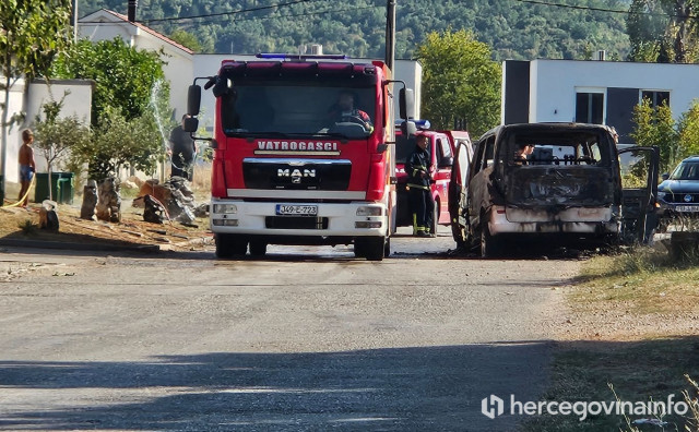 Požar kod Mostara: Potpuno izgorio kombi, putnici se na vrijeme izvukli, vatra prijetila kućama