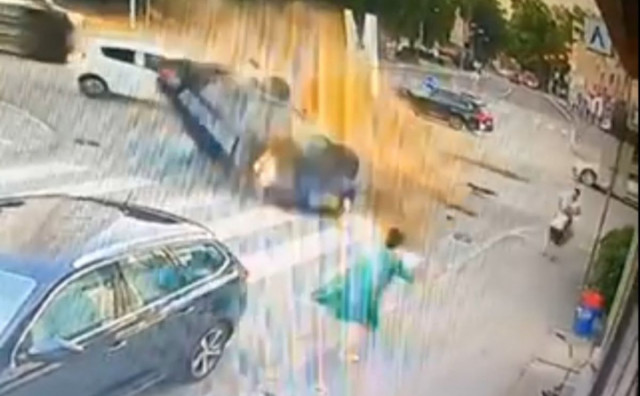 Stravična prometna u Banjoj Luci, snimke nadzorne kamere uhvatile ženu koja u zadnjem trenutku izbjegava smrt