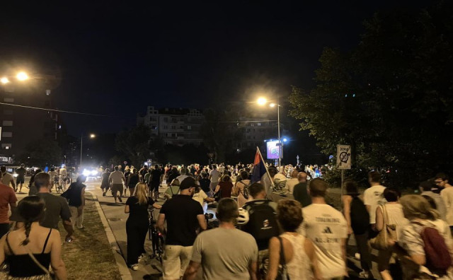 Prosvjednici demolirali sjedište SNS-a i gradske institucije