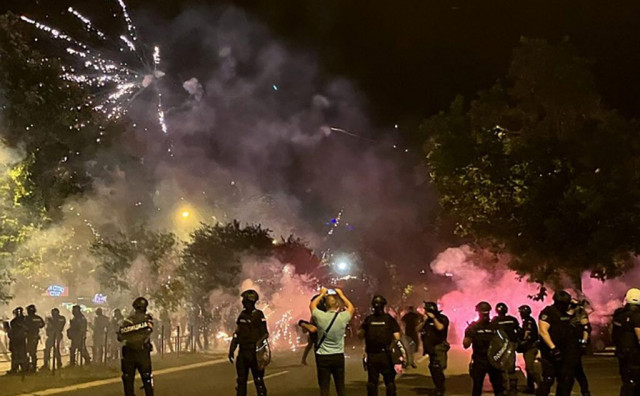 Policija i žandarmerija u Srbiji suzavcem i pendrecima na građane, Vučić: Nema rata