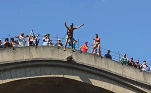 Skok s padobranom sa Starog mosta oduševio turiste