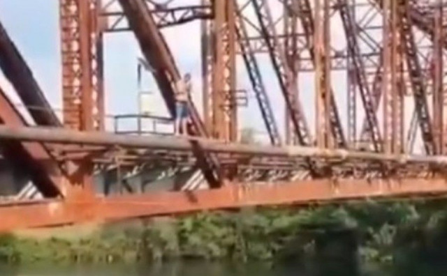 Skakao sa željezničkog mosta u Gabeli pa pod njim pukla daska