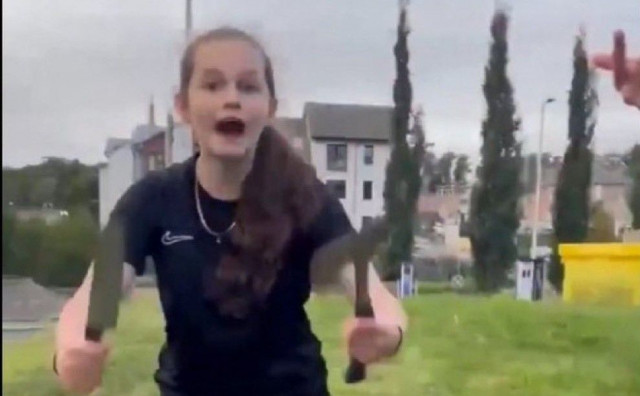 Škotska djevojčica s nožem i sjekirom postala simbol otpora migrantima