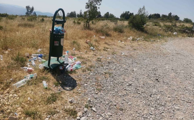 Hum u smeću, a posjetitelji umjesto mira nalaze sramotu