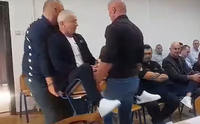 Kaos na skupštini u Doboju: Oporba izbačena sa sjednice, jednog iznijeli dok je sjedio na stolici