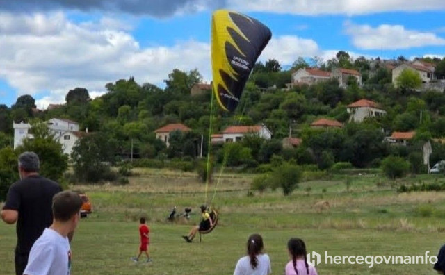 Gradac na krilima paraglajdera: Tomić najbolji, publika uživala u tradicijskim igrama