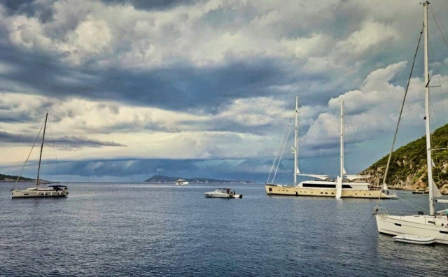 Vatrogasci spasili 16 osoba kod Visa